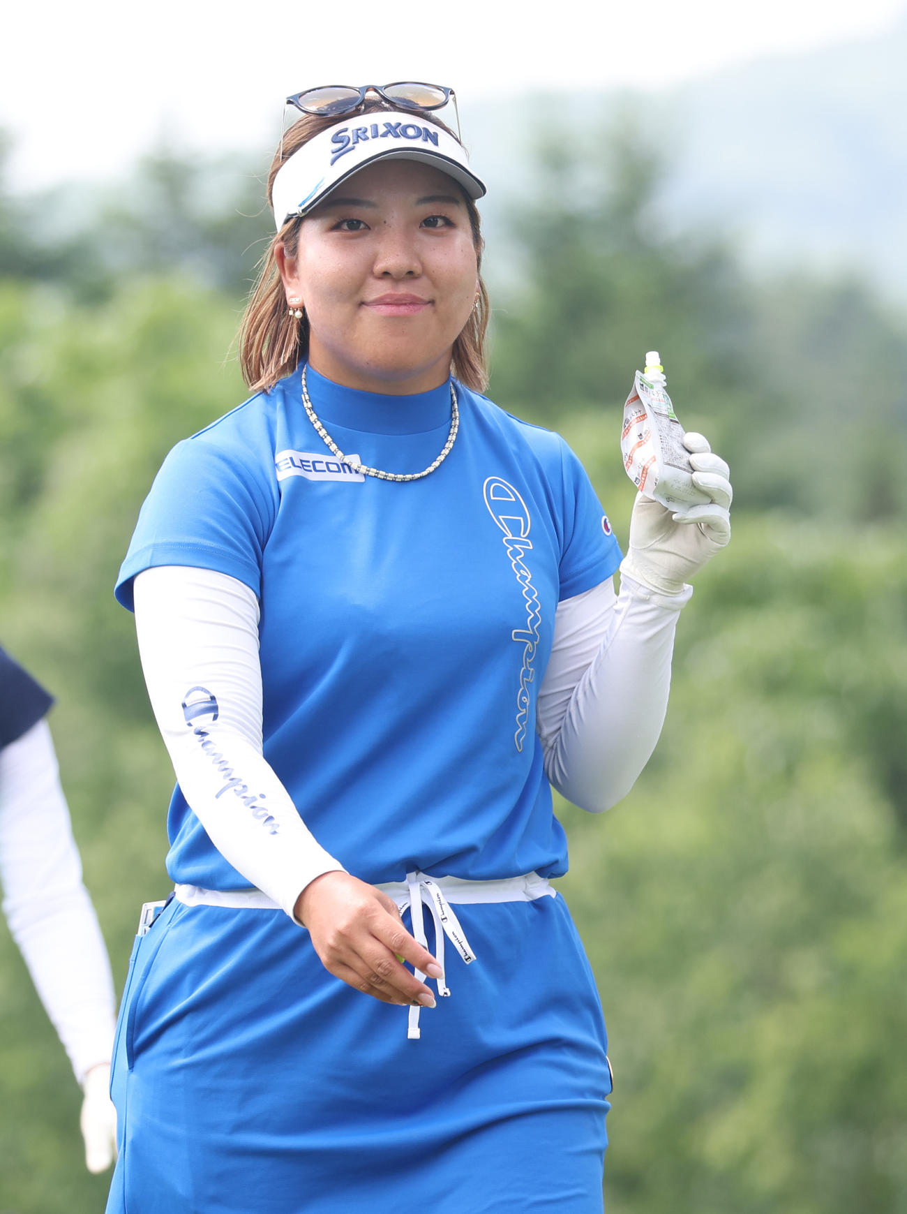 9番、カメラに向かってほほえむ仁井（撮影・佐藤翔太）