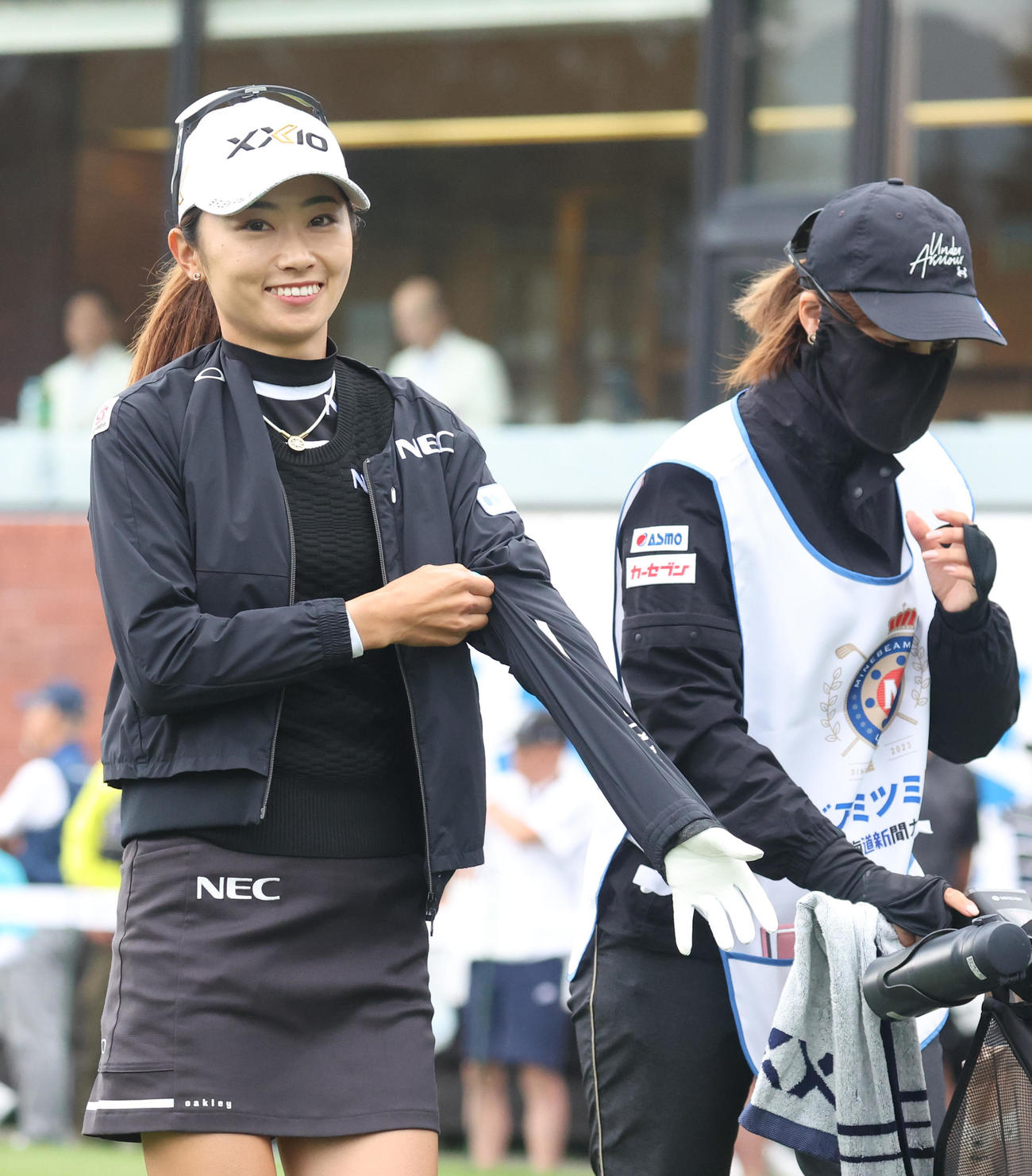 10番、カメラに向かってほほえむ安田（撮影・佐藤翔太）