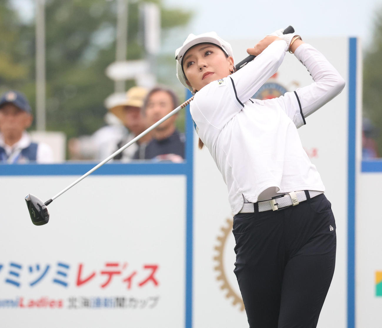 10番、ティーショットを放つ宮田（撮影・佐藤翔太）