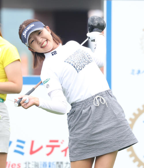 10番、笑顔でストレッチする岸部（撮影・佐藤翔太）