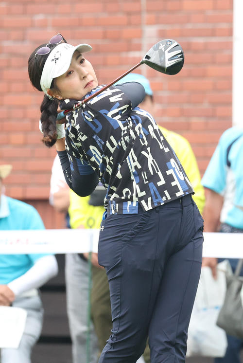 10番、ティーショットを放つ青木（撮影・佐藤翔太）