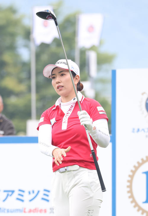 10番、ティーショットを放つ笠りつ子（撮影・佐藤翔太）