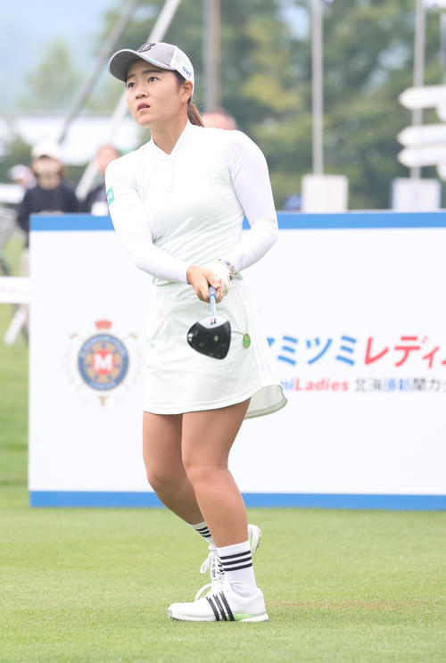 10番、ティーショットを放つ佐藤（撮影・佐藤翔太）