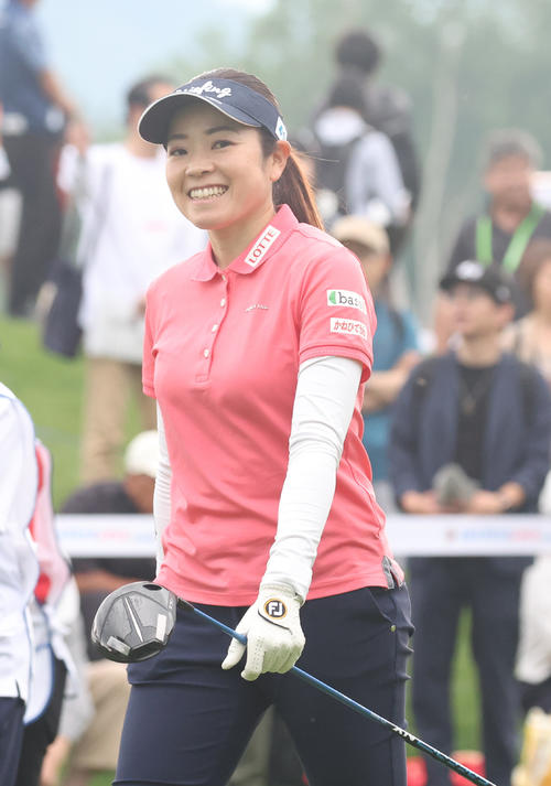 10番、カメラに向かってほほえむ仲宗根（撮影・佐藤翔太）