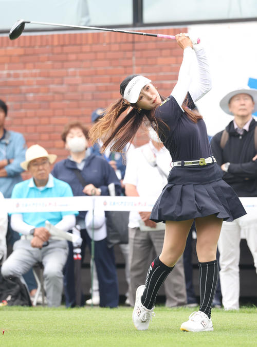 10番、ティーショットを放つ臼井（撮影・佐藤翔太）