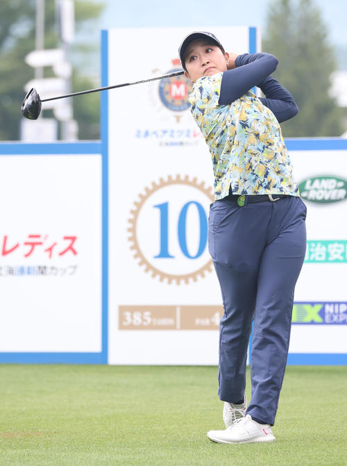 10番、ティーショットを放つ高木優奈（撮影・佐藤翔太）