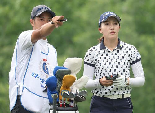 9番、コースを見つめる村田理沙（撮影・佐藤翔太）