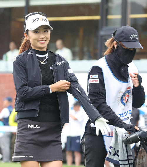 10番、カメラに向かってほほえむ安田（撮影・佐藤翔太）