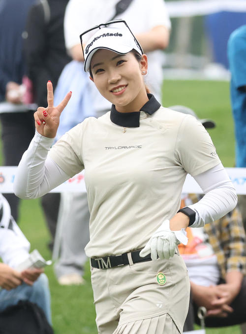 10番、カメラに向かってピースサインをする小暮（撮影・佐藤翔太）