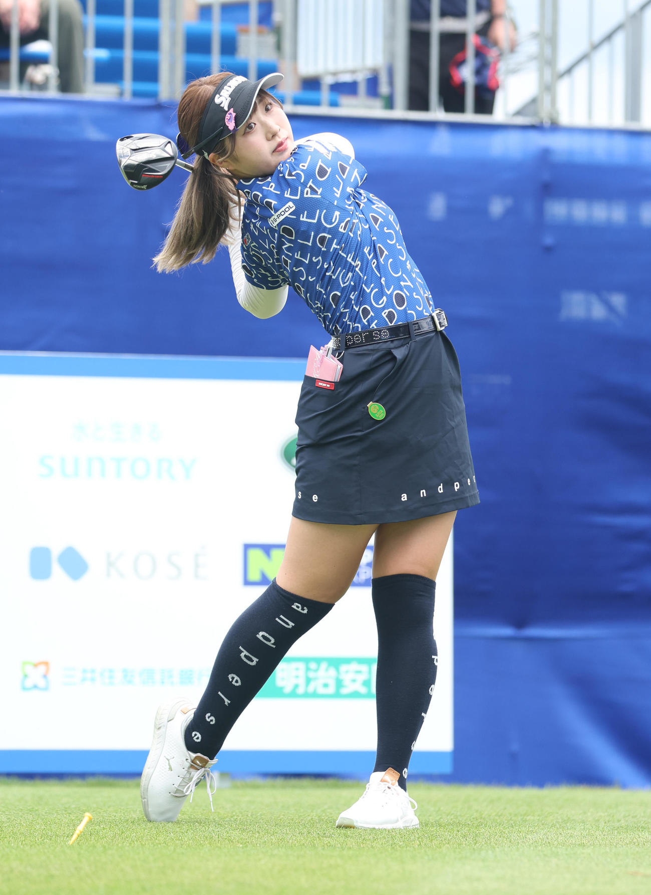 1番、ティーショットを放つ都（撮影・佐藤翔太）