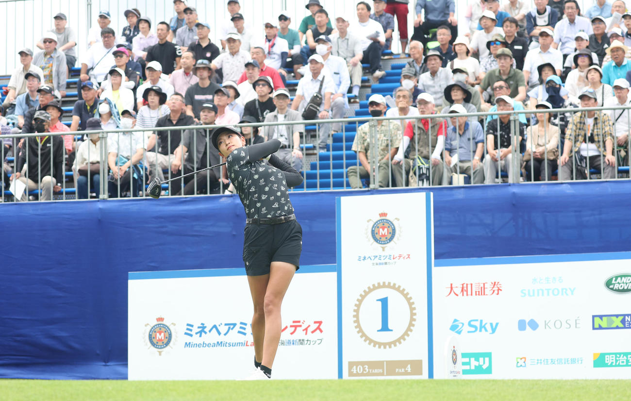 1番、ティーショットを放つ原（撮影・佐藤翔太）
