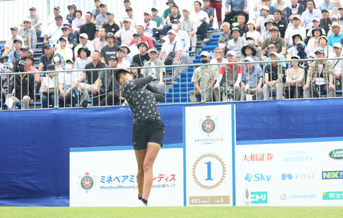 1番、ティーショットを放つ原（撮影・佐藤翔太）