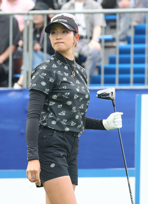 1番、打球を見つめる原（撮影・佐藤翔太）