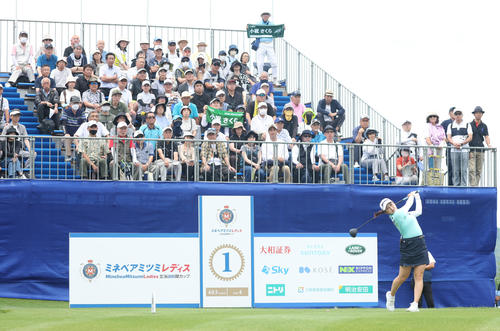 1番、ティーショットを放つ小祝（撮影・佐藤翔太）