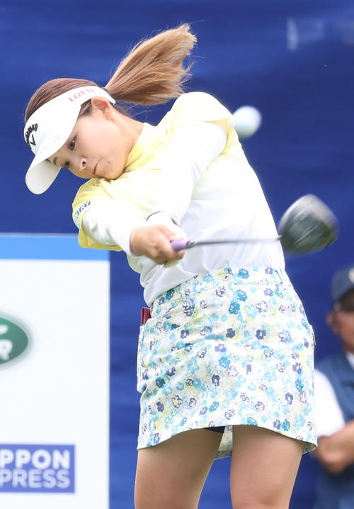 1番、ティーショットを放つ政田（撮影・佐藤翔太）