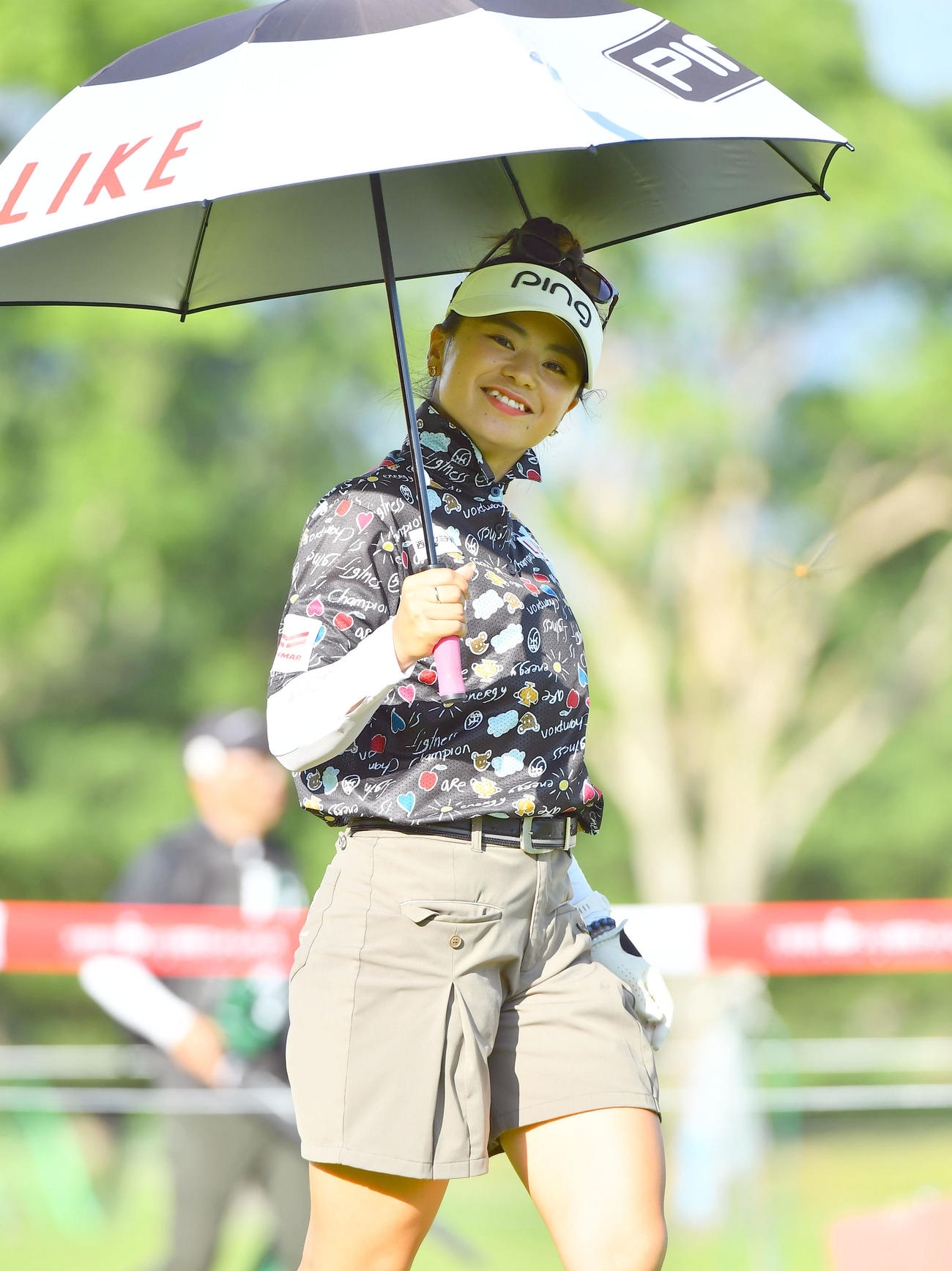 大東建託・いい部屋ネットレディス2日目　14番、カメラに向かって笑顔を見せる藤田かれん（撮影・岩下翔太）