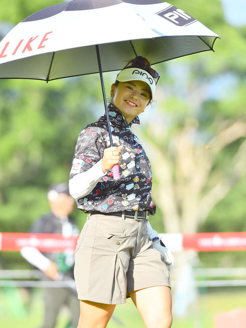 大東建託・いい部屋ネットレディス2日目　14番、カメラに向かって笑顔を見せる藤田かれん（撮影・岩下翔太）