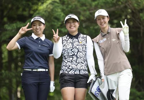 13番、カメラに向かってピースサインをする左から高木美咲、仲村、與語（撮影・佐藤翔太）