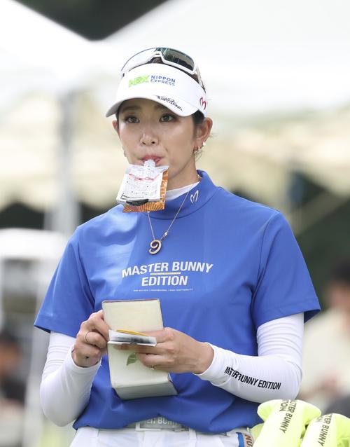 5番、栄養補給をする原（撮影・佐藤翔太）