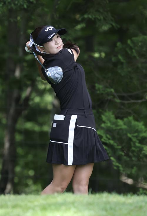 13番、ティーショットを放つ河本（撮影・佐藤翔太）