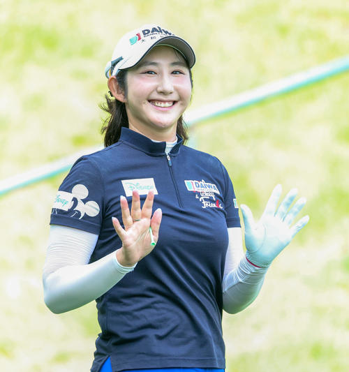 13番、カメラに向かって笑顔で手を振るペ・ソンウ（撮影・佐藤翔太）