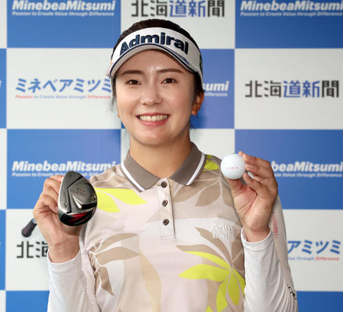 14番でホールインワンを達成し笑顔で記念撮影をする堀琴音（撮影・佐藤翔太）