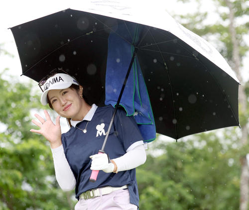 3番、雨の中カメラに向かって手を振る林菜乃子（撮影・佐藤翔太）