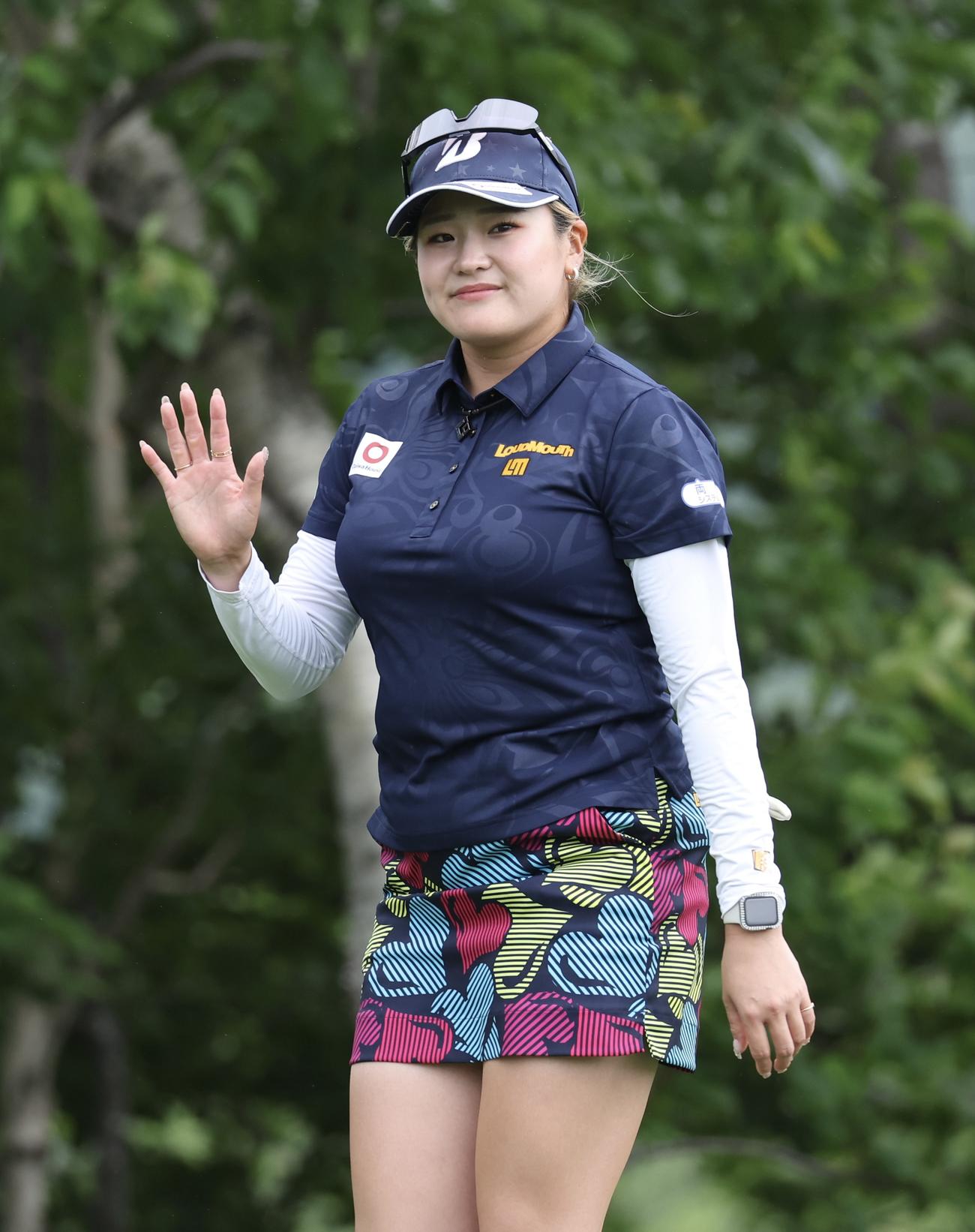 3番、カメラに向かって手を振る桑木（撮影・佐藤翔太）