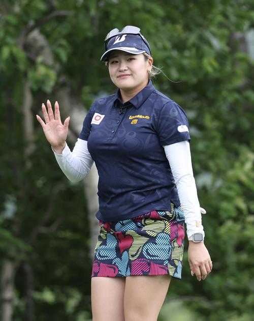 3番、カメラに向かって手を振る桑木（撮影・佐藤翔太）