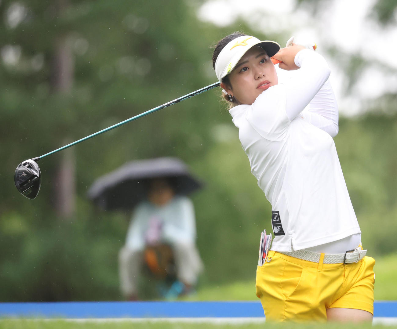 15番、ティーショットを放つ仲村（撮影・佐藤翔太）