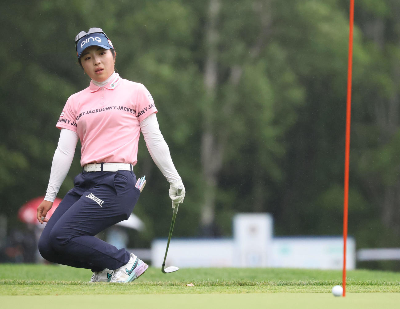 14番、第2打をピンに寄せる佐久間（撮影・佐藤翔太）