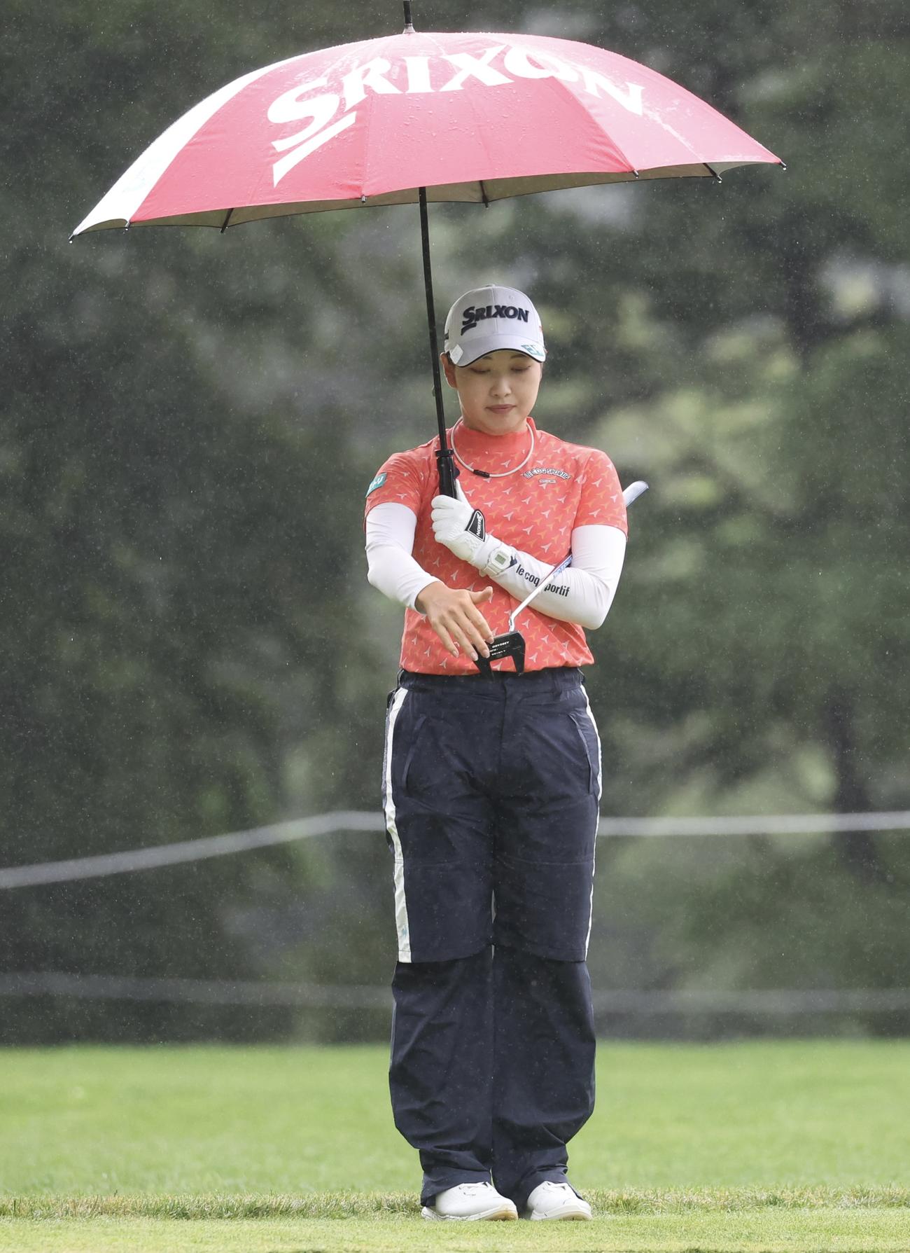 14番、クラブについた雨を手で拭く小祝（撮影・佐藤翔太）