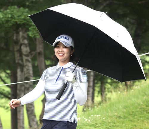 14番、カメラに向かってほほえむ葭葉（撮影・佐藤翔太）