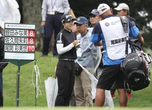 14番、バーディーパットを決め笑顔を見せる尾関（撮影・佐藤翔太）