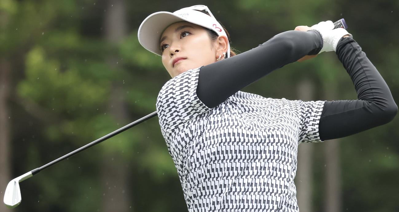 5番、ティーショットを放つ原（撮影・佐藤翔太）