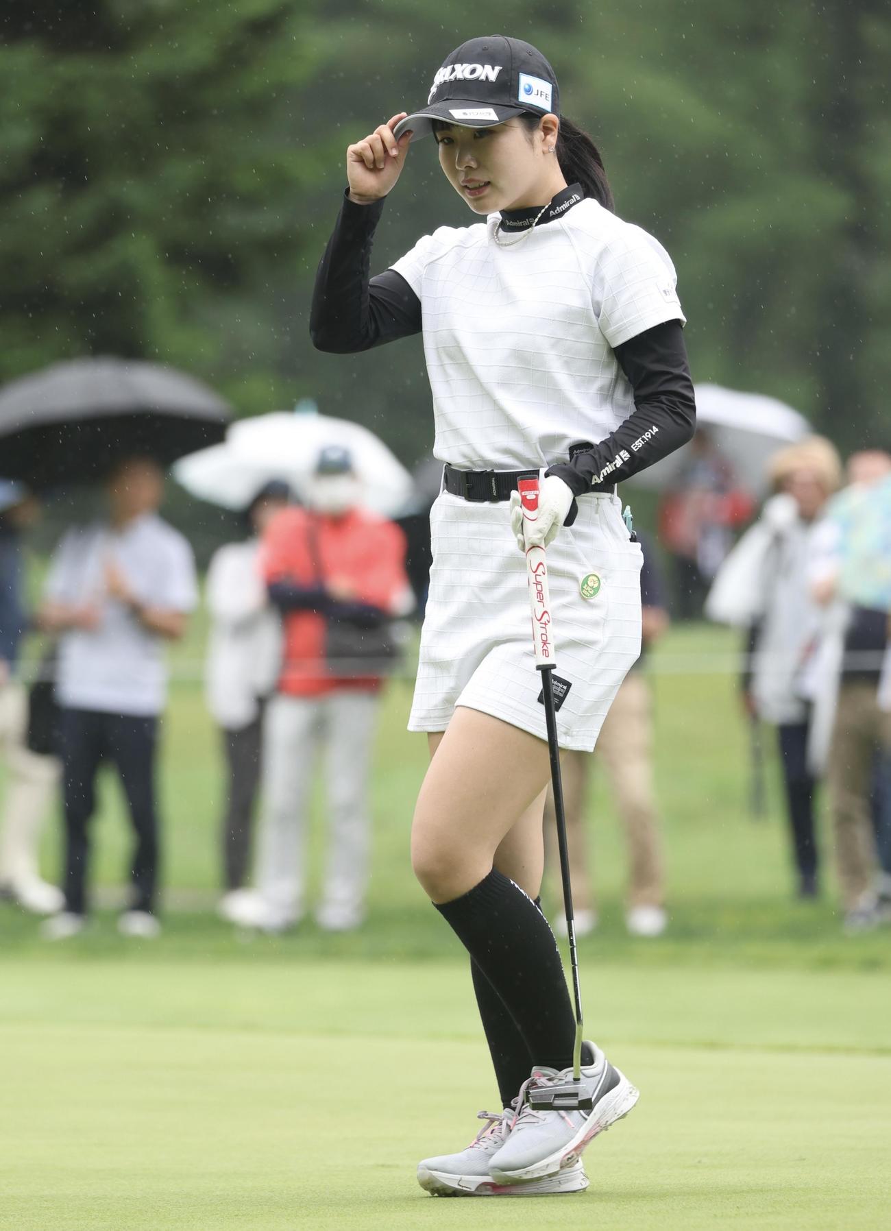4番、パーティーパットを決める尾関（撮影・佐藤翔太）
