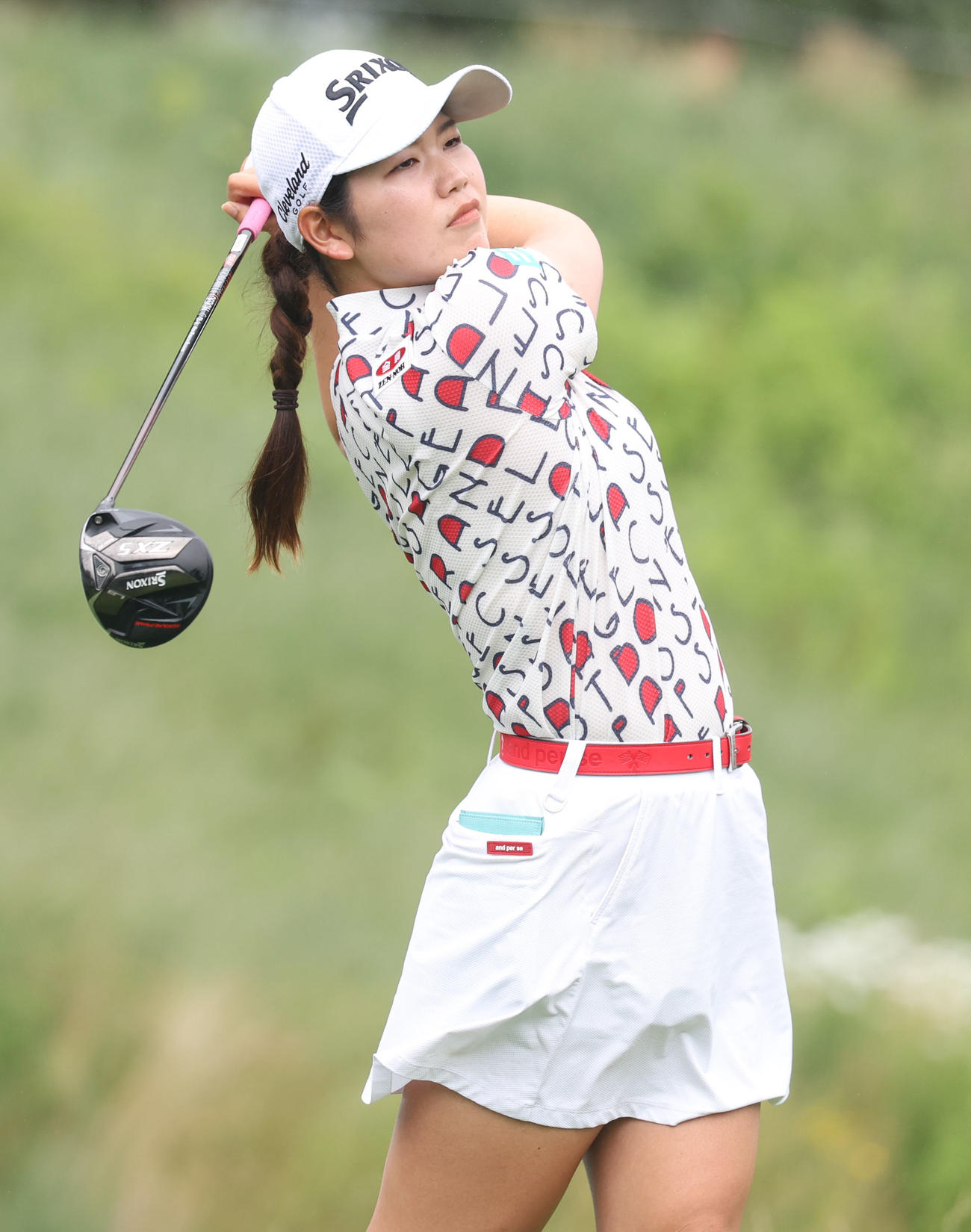 16番、ティーショットを放つ桜井（撮影・佐藤翔太）