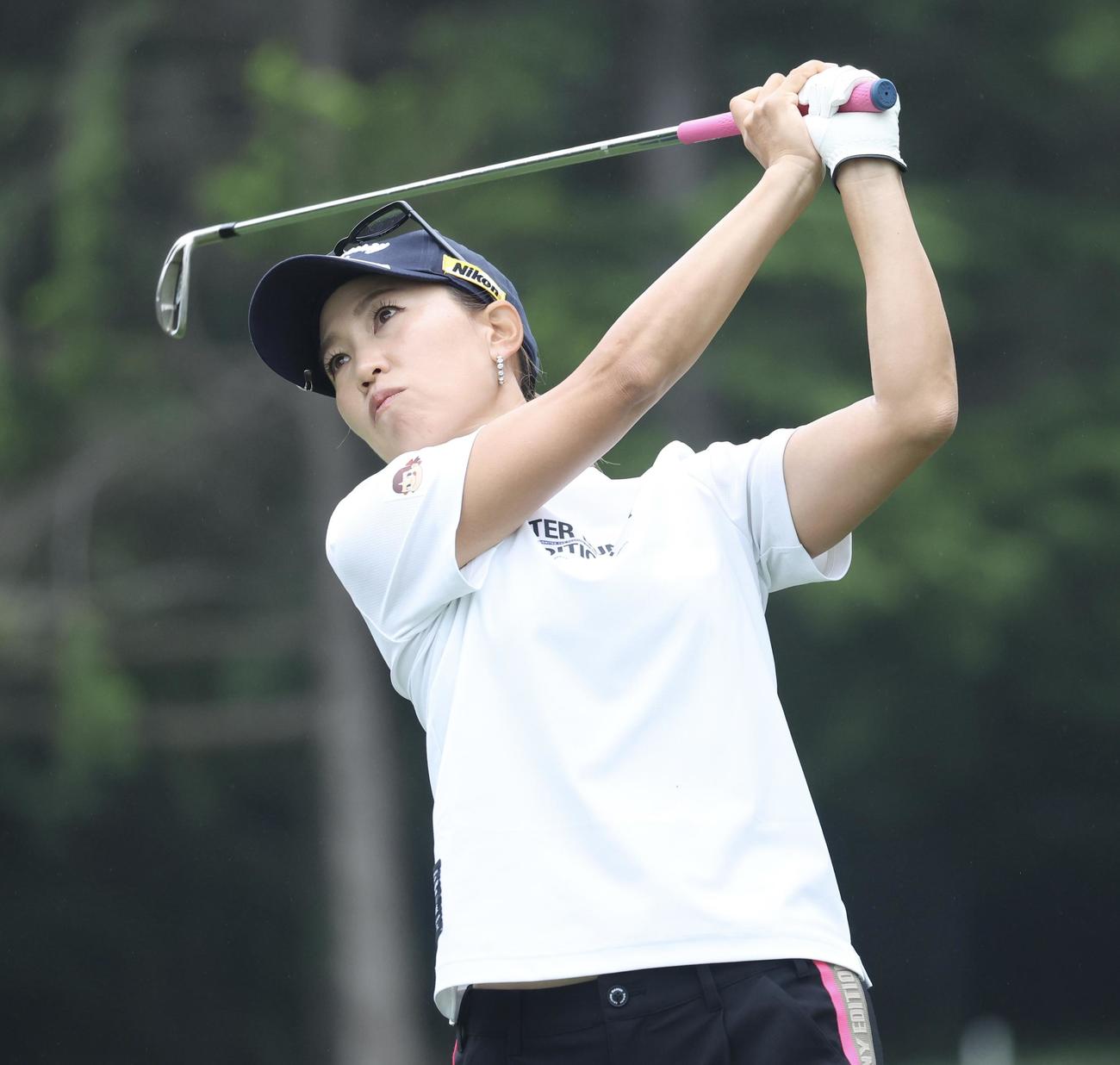 5番、ティーショットを放つ上田（撮影・佐藤翔太）