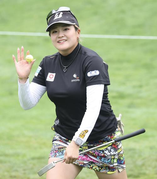 5番、カメラに向かって笑顔で手を振る桑木（撮影・佐藤翔太）