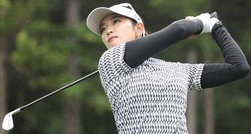 5番、ティーショットを放つ原（撮影・佐藤翔太）