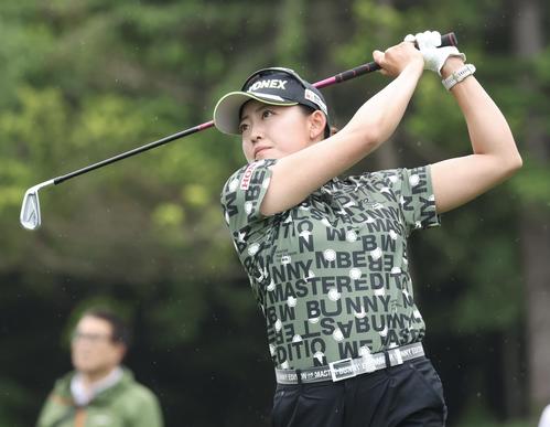 5番、ティーショットを放つ岩井（撮影・佐藤翔太）