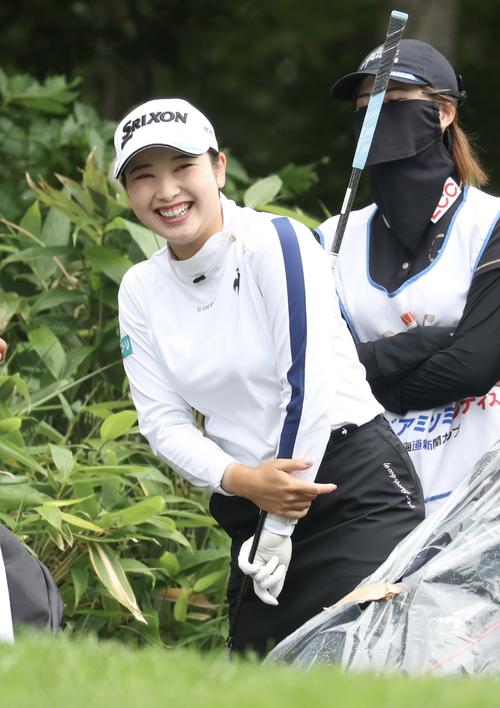 4番、笑顔を見せる小祝（撮影・佐藤翔太）