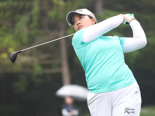 5番、ティーショットを放つ鈴木（撮影・佐藤翔太）