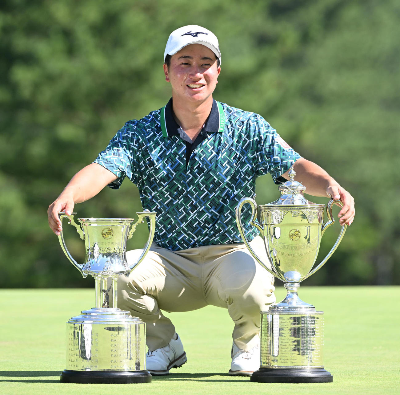 プロ初優勝を決め、優勝カップを掲げる杉浦悠太（撮影・和賀正仁）