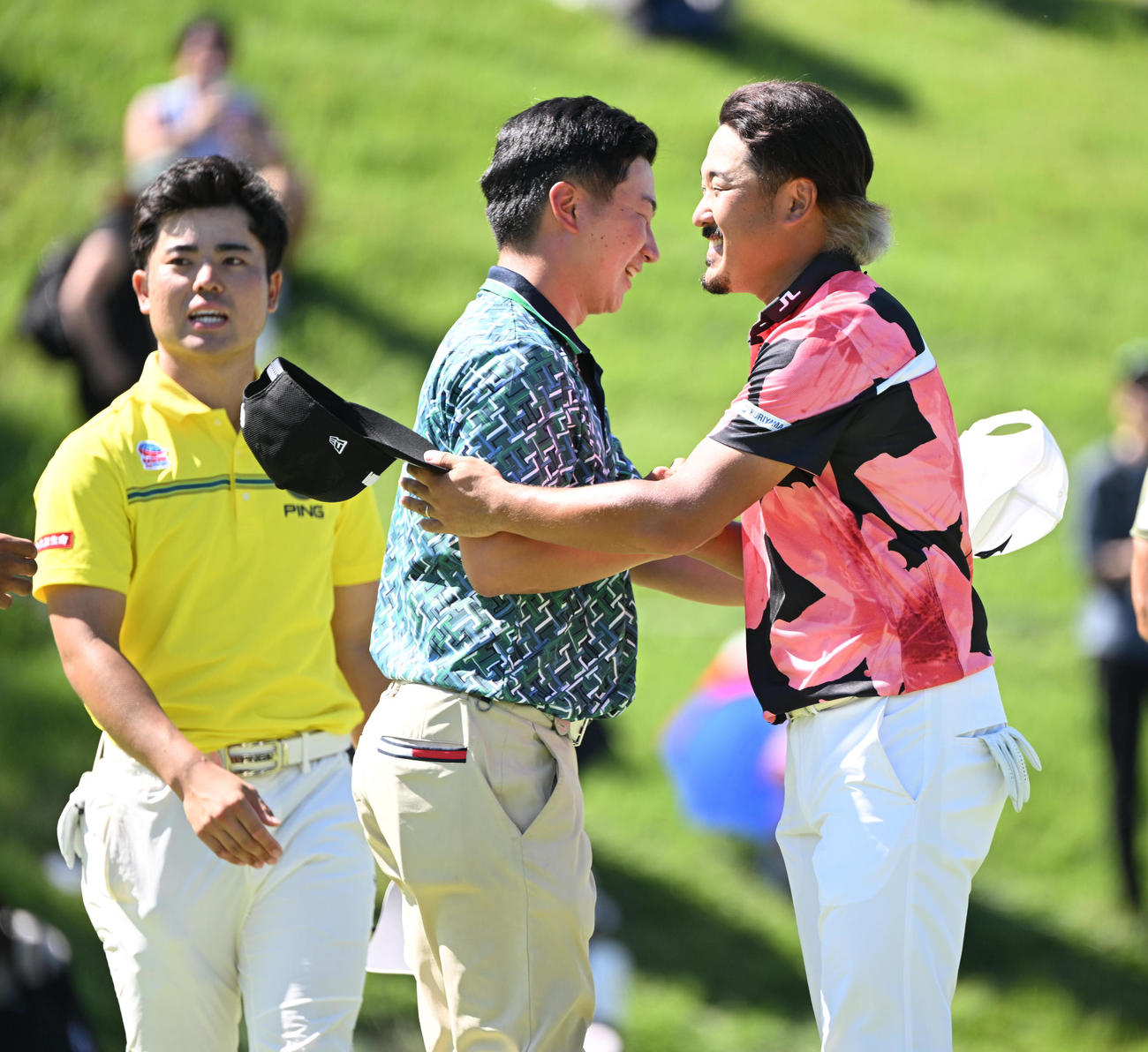 プロ初優勝を決め、佐藤大平（右）から祝福される杉浦悠太、右は蝉川泰果（撮影・和賀正仁）