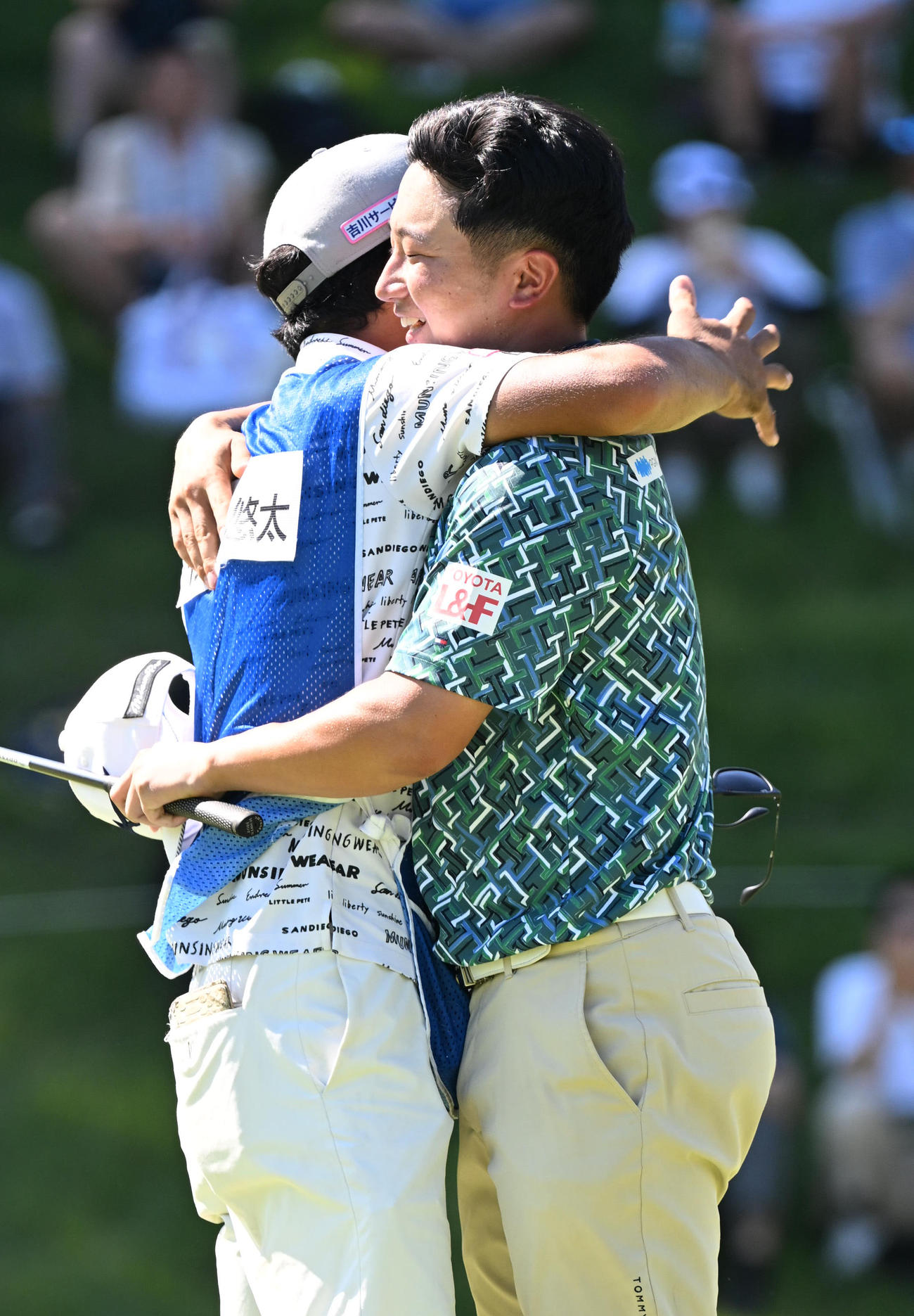 プロ初優勝を決め、キャディー（左）と抱き合って喜ぶ杉浦悠太（撮影・和賀正仁）