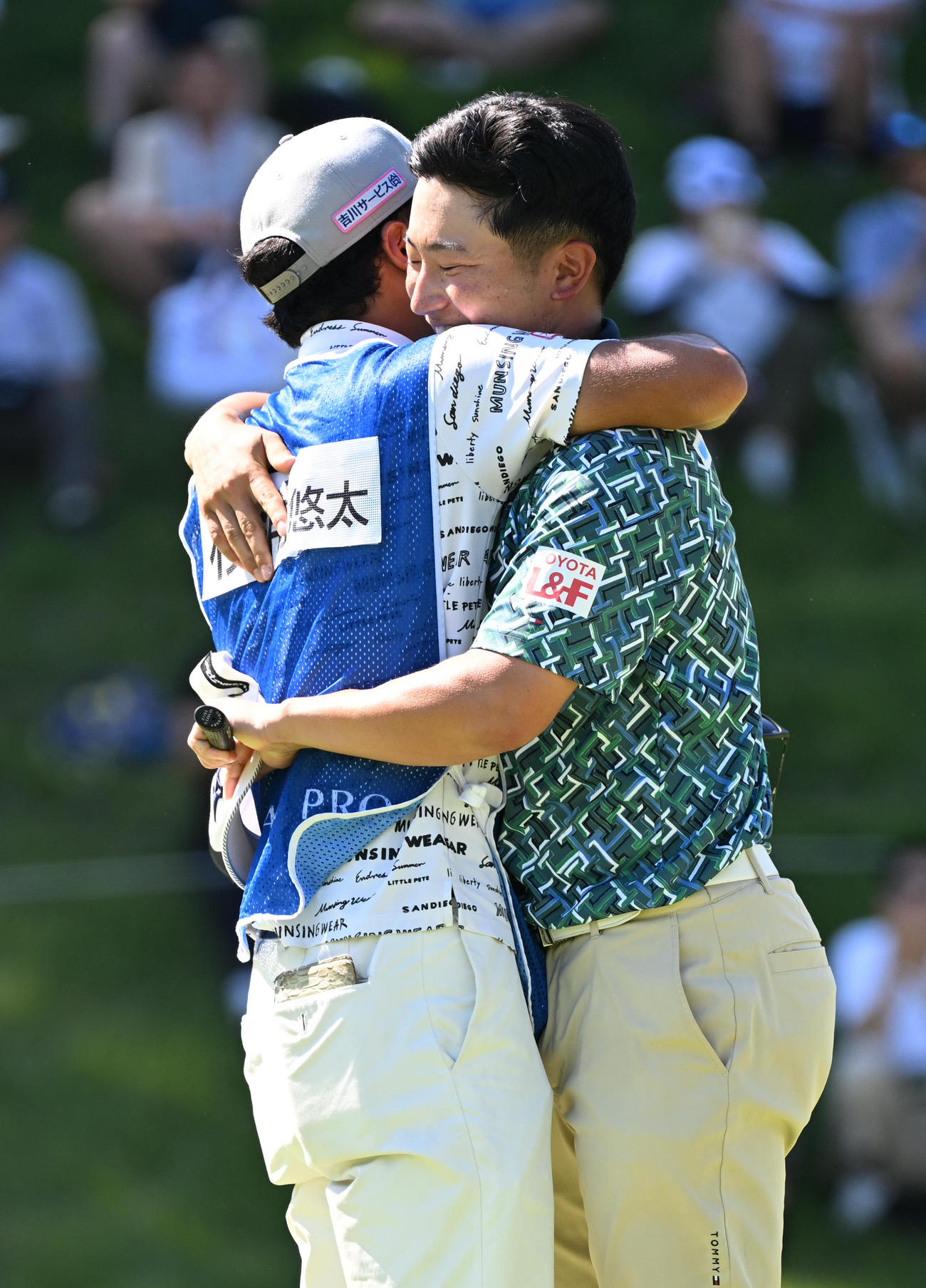 プロ初優勝を決め、キャディー（左）と抱き合って喜ぶ杉浦悠太（撮影・和賀正仁）