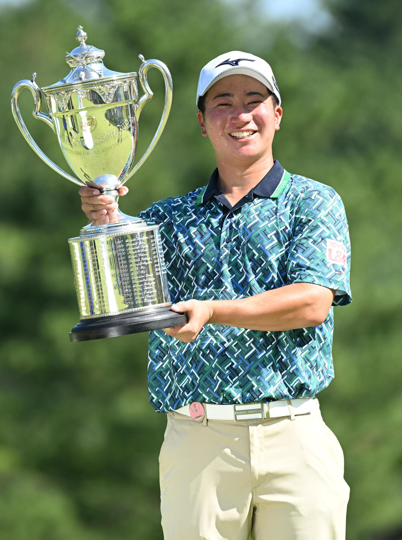 プロ初優勝を決め、優勝カップを掲げる杉浦悠太（撮影・和賀正仁）