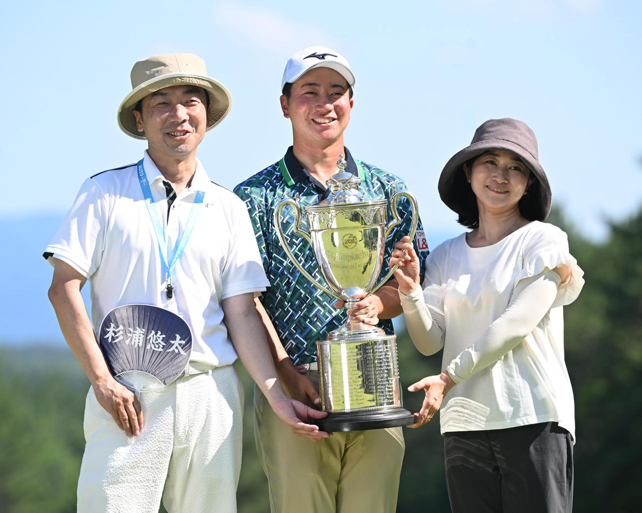 父博倫さん（左）、母友美さん（右）から祝福される杉浦悠太（撮影・和賀正仁）
