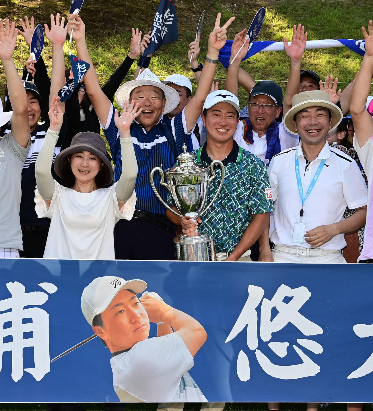 父博倫さん（前列右）、母友美さん（同左）らから祝福される杉浦悠太（撮影・和賀正仁）